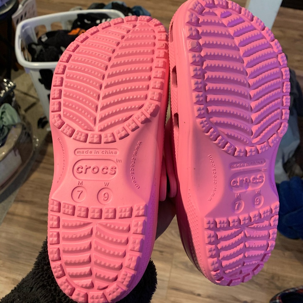 Pink Crocs W9